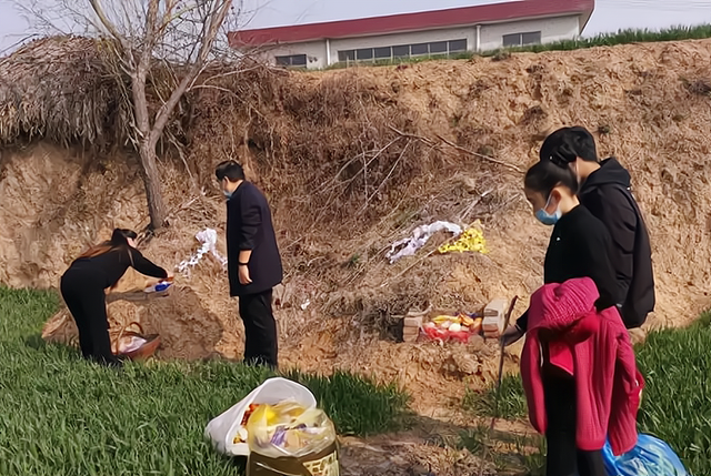 梦见坟墓是什么意思，梦到坟墓是什么意思（俗语“一月不上两次坟）