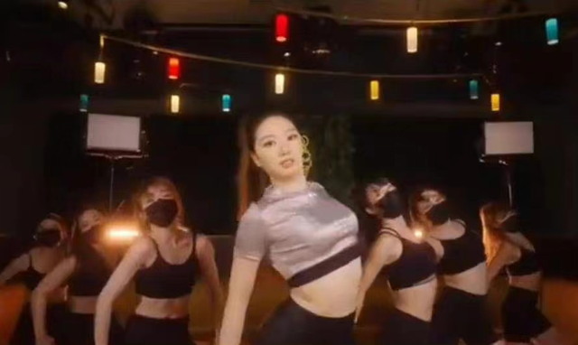 明星父女颜值对比黄多多，邱淑贞女儿大长腿