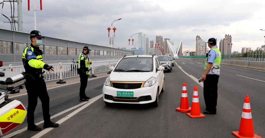 新行家（老年代步车上路到底要不要驾照）