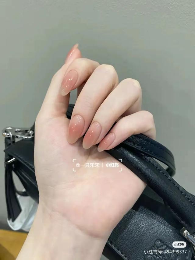 指甲油裸色和透明色有什么区别，护甲油和透明色的指甲油一样吗（显白好看，春夏必做）