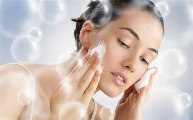 使用护肤品的步骤，护肤品擦脸的正确步骤（护肤品的使用顺序及涂抹方法）