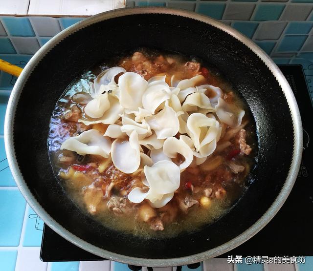 玉木耳怎么吃，木耳可以煮汤喝吗（这一道菜要多做给家人吃）