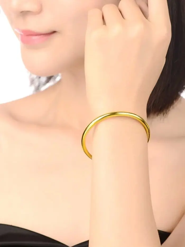 金银手镯两只手怎么戴，银手镯为啥不能带一对（黄金手镯这样戴既好看又舒适）