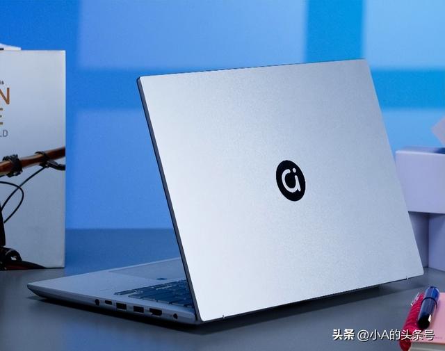 笔记本电脑要一直充电使用吗，笔记本电脑是一直充电好还是充满电拔掉电源好（笔记本充满电该拔掉吗）