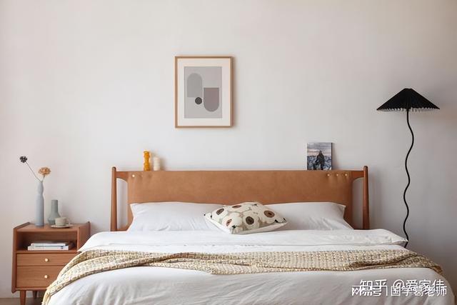 为什么情侣房天花板上有镜子，浴室要装扶手 天花板要装镜面（这样摆放婚纱照）