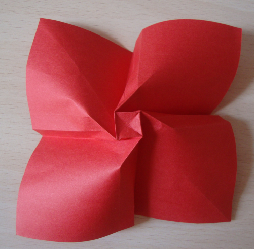 怎么用纸剪花朵，怎么用纸剪花朵视频（玫瑰花的折法）