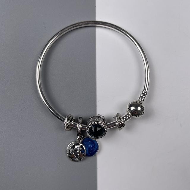 潘多拉珠子哪个最受欢迎，潘多拉繁星童话手链繁星中最闪亮的星很有童话气氛戴起来很轻便