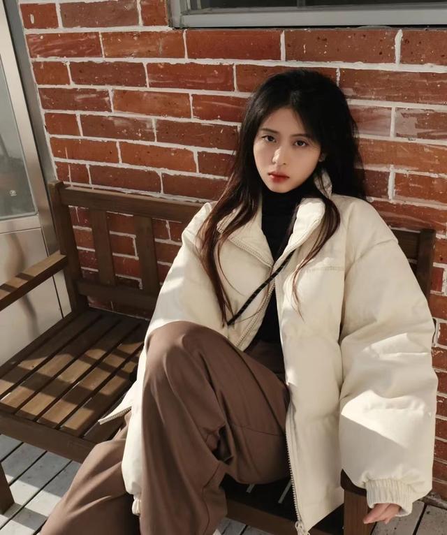 穿什么颜色的衣服最显白，穿衣服显白的几种颜色（今年羽绒服别穿黑色了）