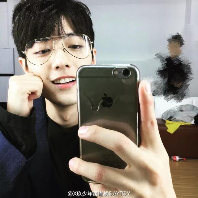 女人正常脖子喉结图片，女人有喉结是什么原因（上下滚动的喉结会说话）
