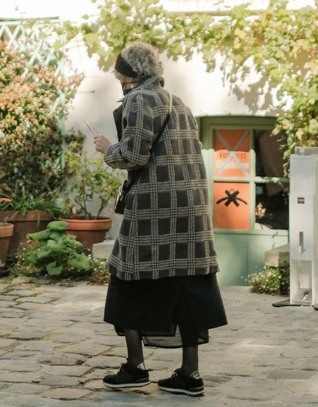 穿裙子里边穿啥，一般女的穿裙子里面穿啥（穿裙子不会配丝袜、运动鞋）