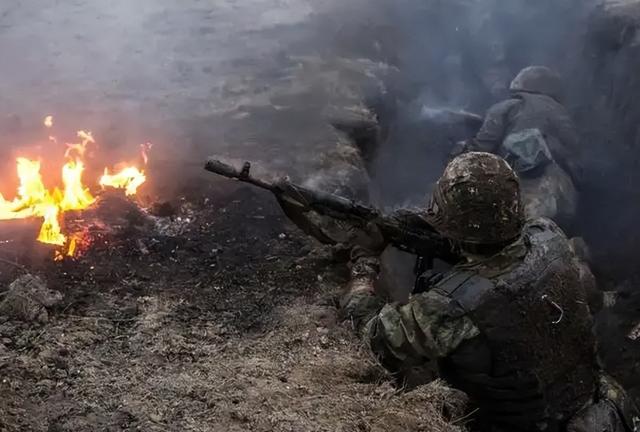 顿巴斯大战是21世纪最大地面战，在战友腐烂的尸体旁边吃饭