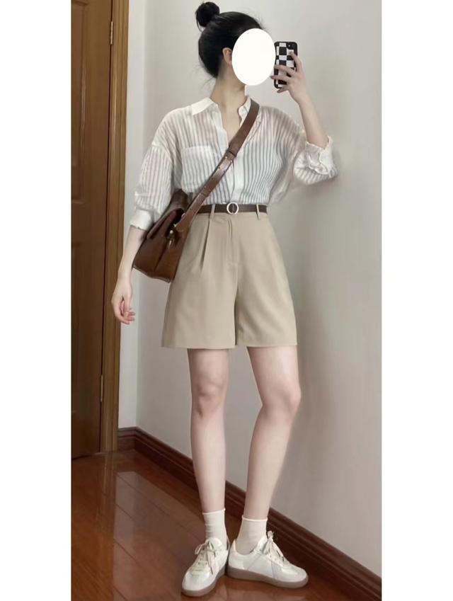 卡其色裤子配什么颜色鞋子，白色裤子配什么鞋子好看（卡其色短裤搭配什么颜色上衣好看）