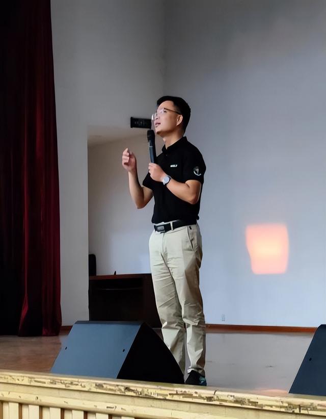 湖南吉利汽车职业技术学院，湖南吉利汽车职业技术学院是几本学校（汽车学院开展2022级新生入学专业介绍）