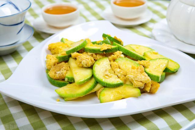 西葫芦怎么炒，清炒西葫芦怎么炒（家常菜炒西葫芦）