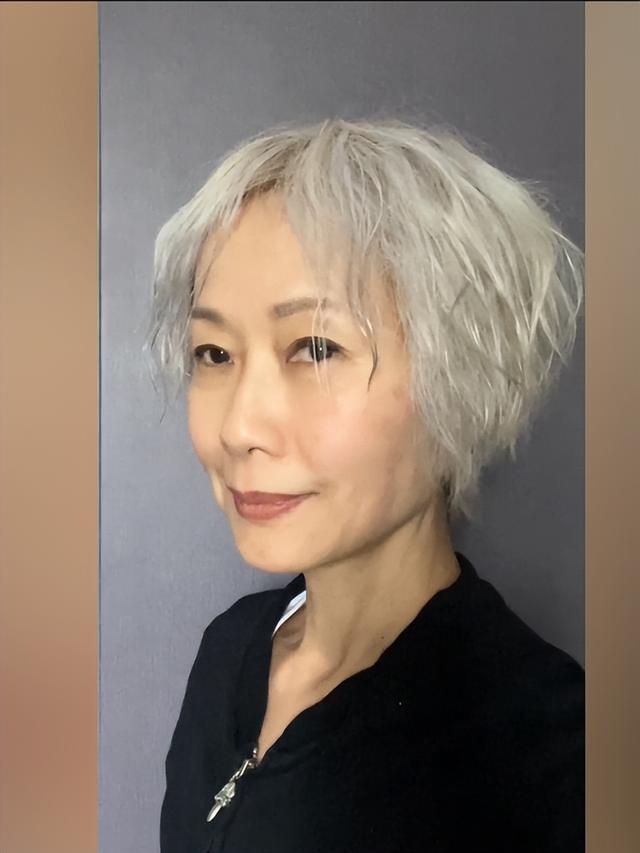59岁“许仙”近况曝光，瘦骨嶙峋头发花白，弹吉他动作僵硬惹人疼