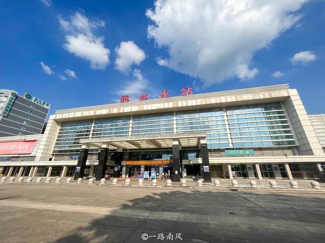 從外地到廣東省韶關市旅遊可以搭乘飛機到丹霞機場,也可以乘坐高鐵