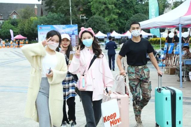 四川信息技术学院，2022年四川信息职业技术学院有哪些院系和专业（四川省高职院校入学当天美照曝光）