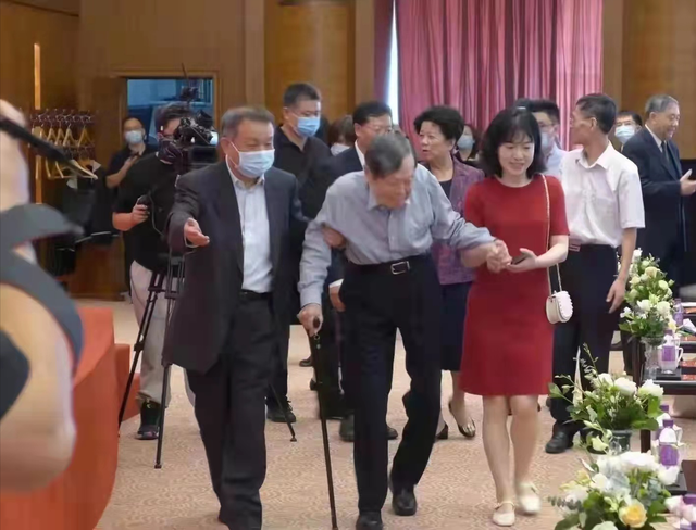 达令是什么意思，达令是什么意思含义（好友曝杨振宁再婚后得过三场重病）