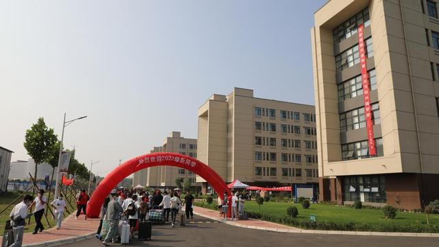 河南水利与环境职业学院，2021级河南水利与环境职业学院新生开学时间和入学指南及入学军训考试（河南水利与环境职业学院7000余名小萌新来啦）