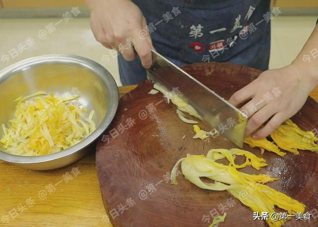 腌酸菜的做法，腌酸菜的做法大全视频（放料越多越难吃）
