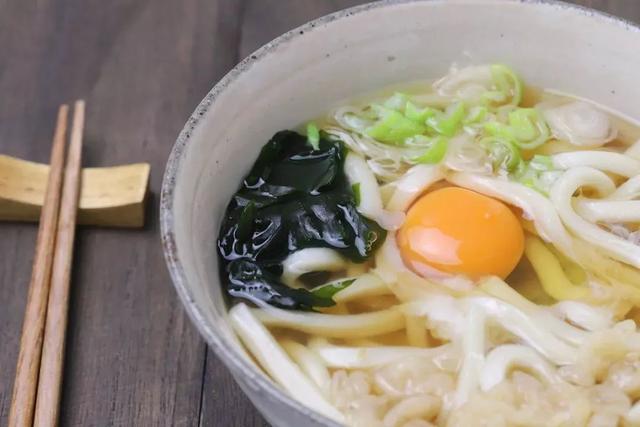 生鸡蛋怎么判断坏了，怎么知道鸡蛋是好是坏（日本的生鸡蛋真的可以放心吃吗）