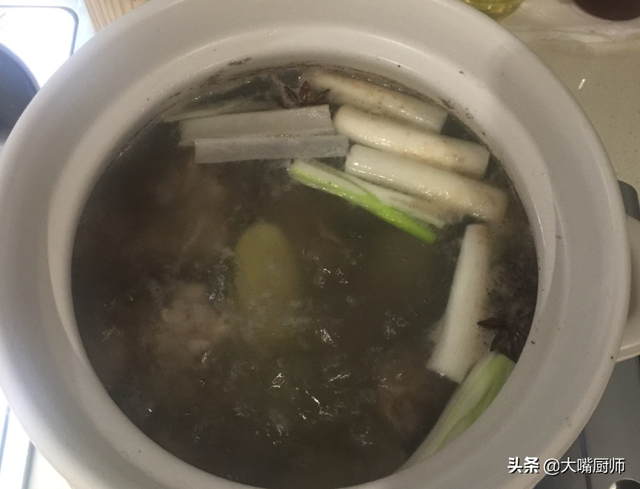 炖大骨头汤的做法，怎么煮大骨头汤（最忌加3样料）