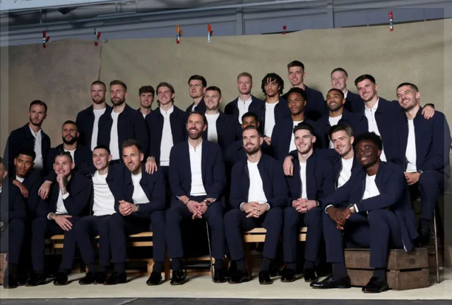 拍集体照穿什么颜色的衣服好看，拍照穿什么颜色衣服好看（世界杯“男模队”哪去了）