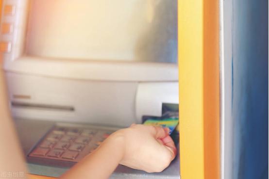自动取款机怎么取钱步骤图片，怎样在自动取款机上取款（这2个常识要牢记）
