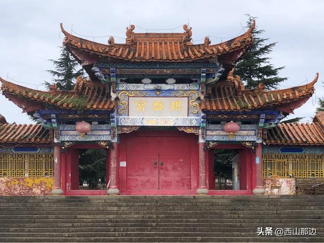 周末到棋盘山顶上漫步