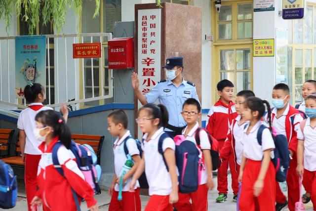 山东科技大学幼儿园，山东科技大学幼儿园泰安报名（少年法官“庭审”、萌娃喊话反诈...“小手拉大手”养老反诈普法来了）