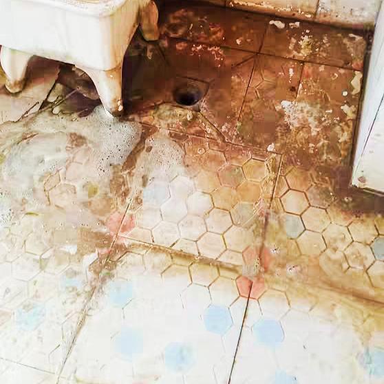 洗厕所污垢用什么最好，厕所污渍用什么处理最有效（这些方法简单又实用）