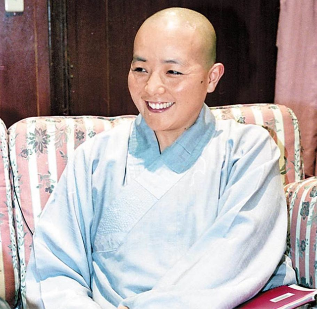 王祖贤个人资料，王祖贤个人资料简介身高（55岁王祖贤素颜现身海外寺庙）