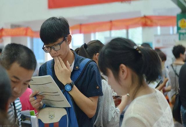 全国高考试卷是不是统一的，高考试卷全国都一样吗2021_高考试卷全国都一样吗2020年新高考省份有哪些（假如高考全国使用一张卷）