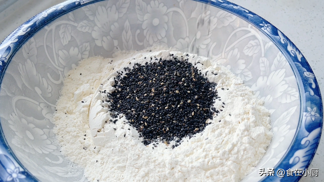 只有面粉可以做什么好吃的，面粉可以做什么好吃的（面粉里加入1把黑芝麻）