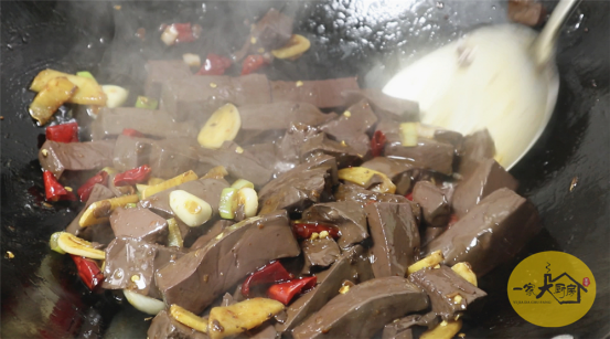 炒猪红最正宗的做法，炒猪红最正宗的做法窍门（教你正确的猪血做法好吃）