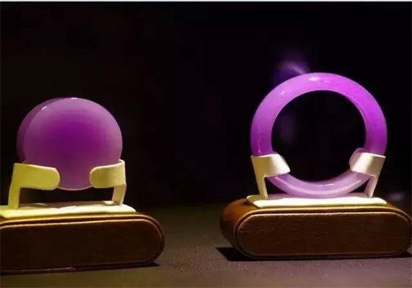 帝王紫和帝王绿翡翠哪个好，红翡翠和帝王绿哪个比较值钱（10万块钱买来的翡翠原石）