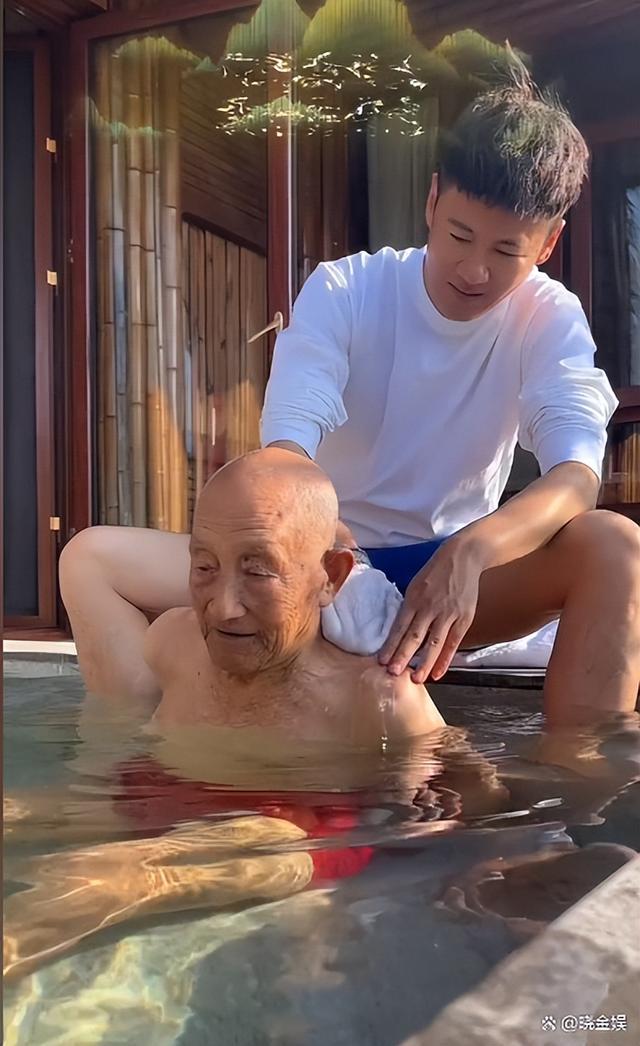 歌手徐子崴简介，平日里不仅给爷爷亲手搓澡还亲自给爷爷剃头