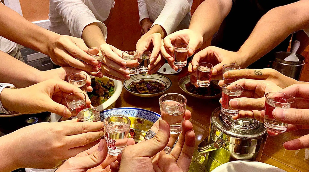 酒桌礼仪有哪些注意事项,酒桌礼仪细节多-风俗-荣耀易学