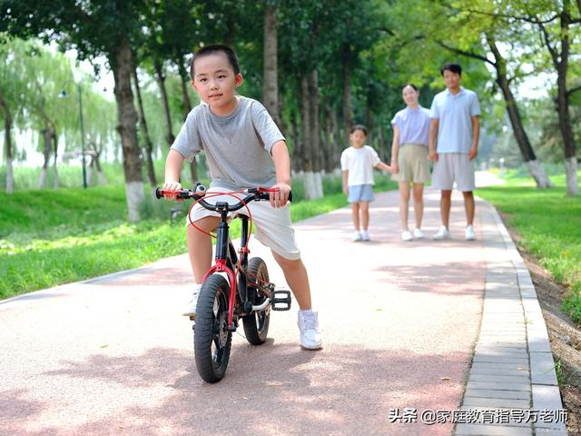 4岁小孩脾气暴躁易怒的原因，七岁小孩脾气暴躁易怒怎么办（孩子四岁后还喜欢打人）