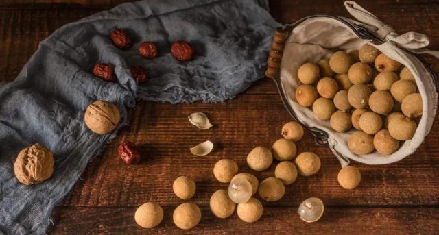 吃新鲜龙眼上火吗，新鲜的龙眼吃了上火吗（龙眼和桂圆，是同一种食物吗）