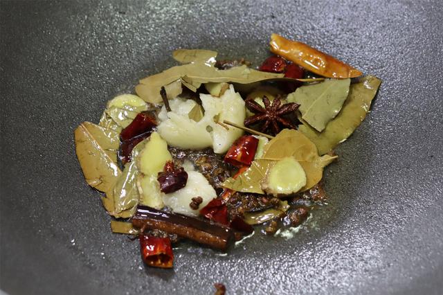 家常卤猪蹄的做法，家常卤猪蹄做法及配方（25分钟猪蹄酥烂味道香）