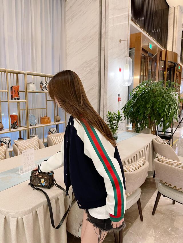 阿迪达斯三叶草男装外套，22FW三叶草织带棒球服外套拥有较高的色牢度