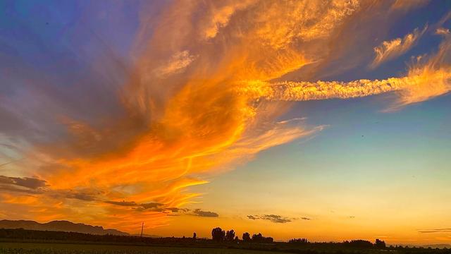 为什么天是蓝的，为什么天空是蓝色的简单回答（天空的颜色）