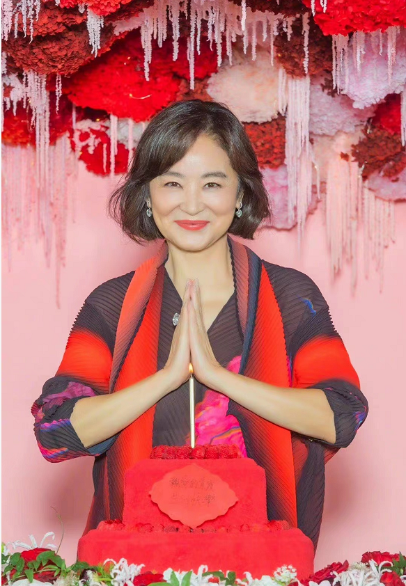 林青霞生日会穿中国红,像是去过春晚