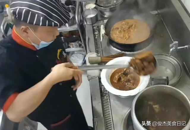煮羊骨头的正确方法与配料，熬羊骨头汤的正确步骤（麻辣五香羊骨头的正确做法）