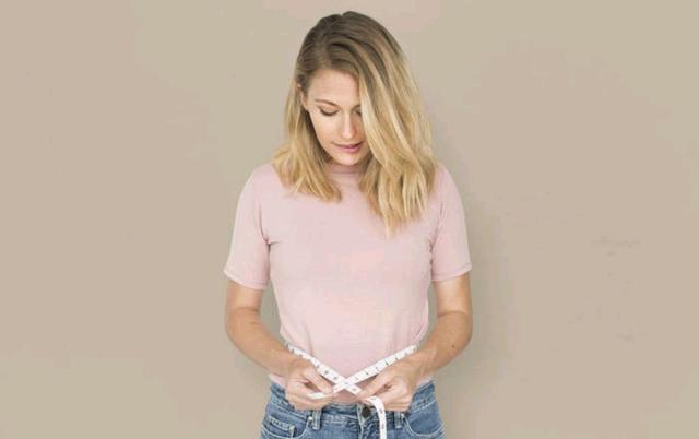 女性标准身高体重对照表2022，符合标准就行并不是越瘦越好