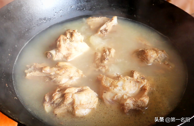 炖排骨汤的做法，清炖排骨汤的做法（放料越多越难吃）