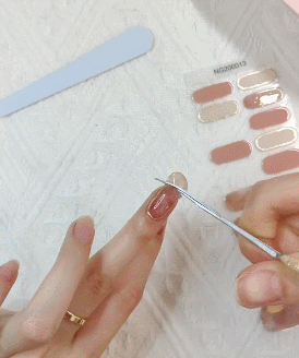 做美甲的步骤视频教程，做美甲的步骤先涂什么（方便又平价的夏日美甲攻略快收好）