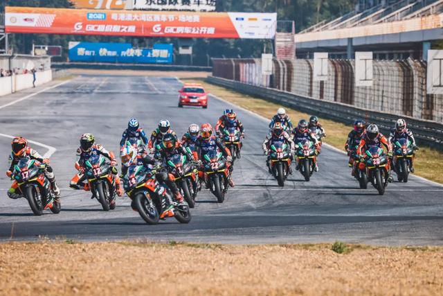 如何成为一名职业赛车手，怎么成为职业赛车手（原来普通人也可以成为专业车手）