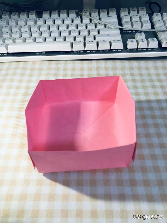怎么用纸做一个盒子，怎样用纸来制作盒子（折纸教程之纸盒）